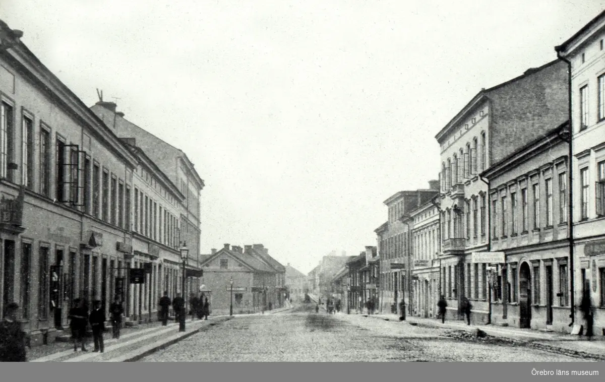 Drottninggatan mot söder från Nygatan. I mitten skymtar pumpen vid Våghustorget.
Fotot är troligtvis taget under 1880-talet.