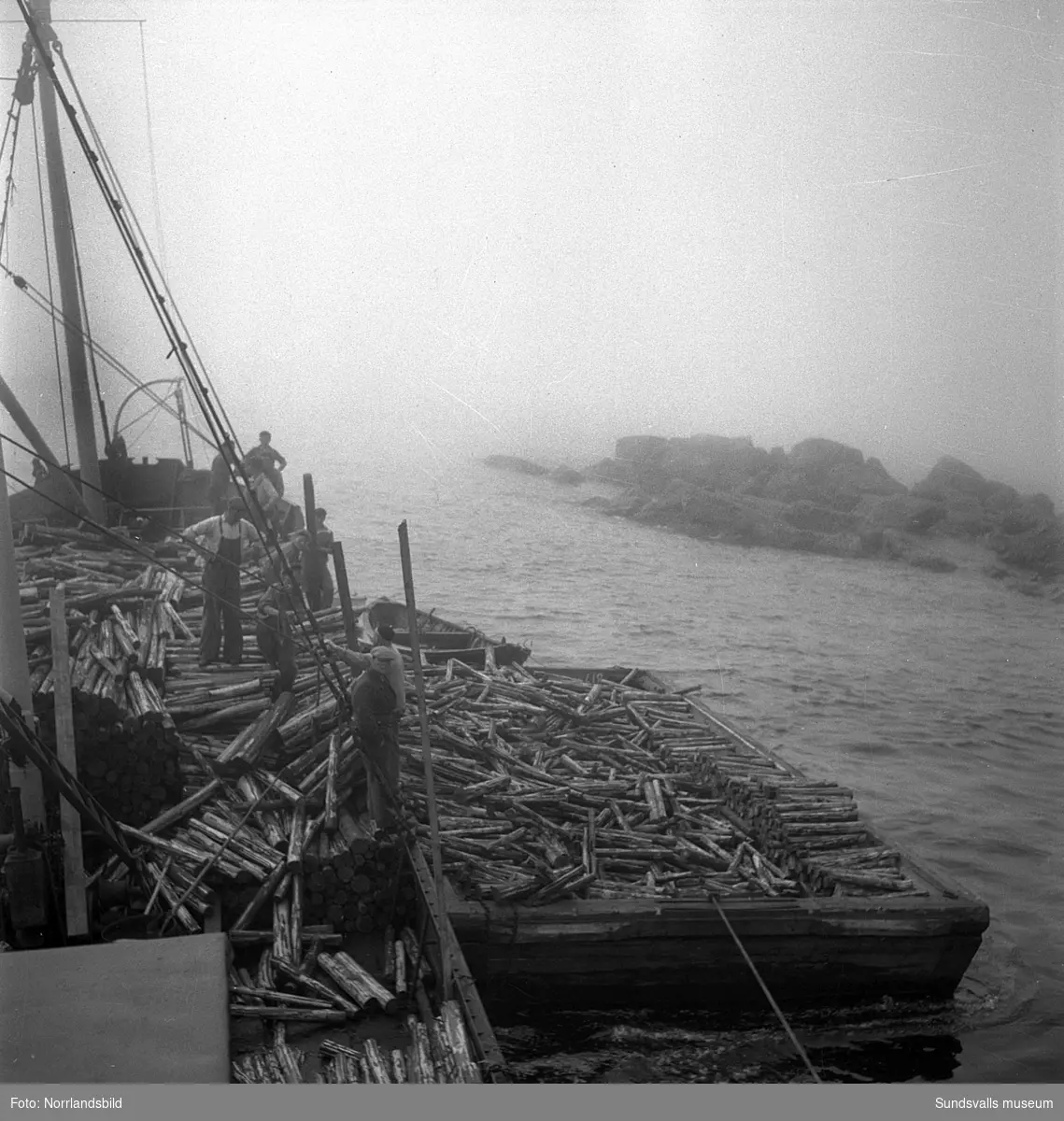 Den finska skutan Tärnö från Kaskö stötte på grund utanför Spikarna i den tjocka dimman en sommarnatt 1951. Båten var på väg till Essvik med massaved som delvis fick lastas över på pråmar för att få båten av grundet.