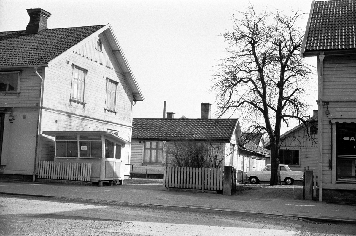 En liten korvkiosk står innanför staketet bredvid ett hus på Rosenborgsgatan i Huskvarna.