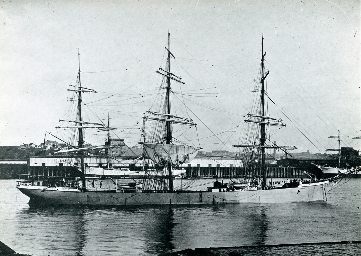 Fullrigger 'Gezina' (ex. Acamas)(b.1897, Ritson & Co., Maryport), ligger til havn i Portland Oregon i 1915.