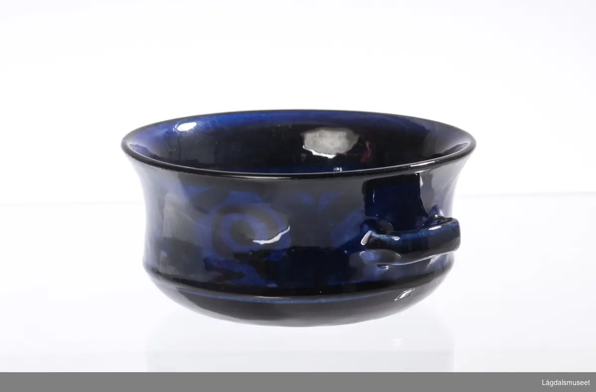 Gjentagende ornament rundt kanten av suppeskålen. Fargen er blå, med mørkere dekor.