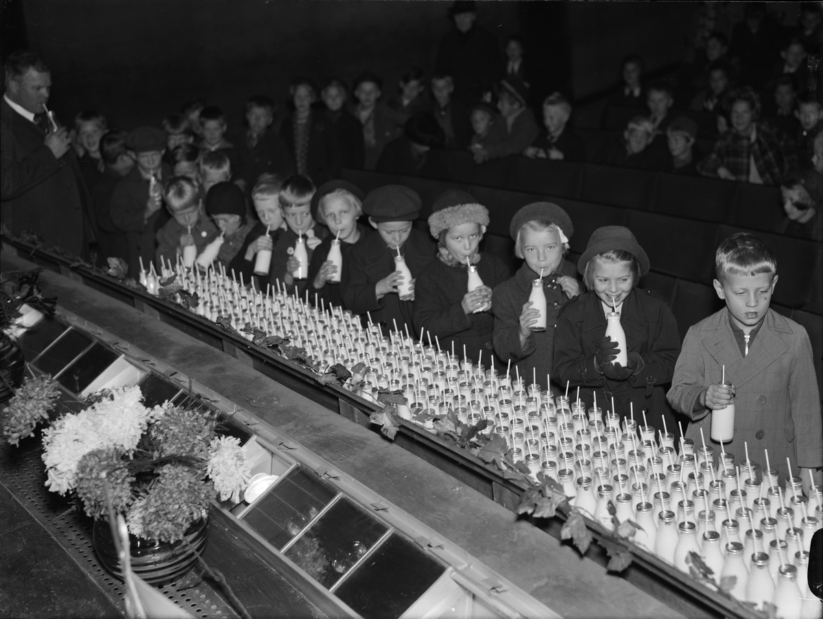 "Mjölkdrickning genom kobbelrör är slagnummer. Uppskattad skolpropaganda under mjölkveckan", Uppsala 1938