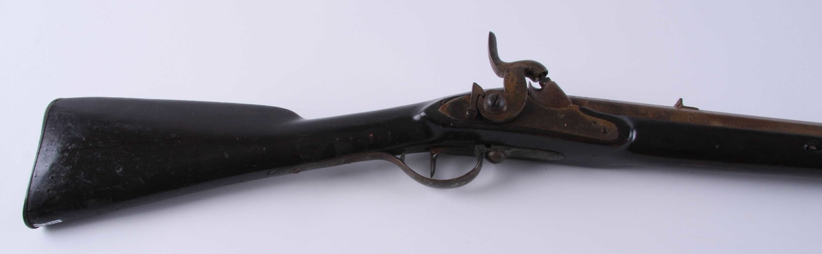 Sivilt ombygd militært infanterigevær M/1814-1849, ombygd til jaktvåpen, pipa er korta ned. Skjeftet ombygd. Lås, sideblekk, bøylebeslag og kolbekappe er originale.