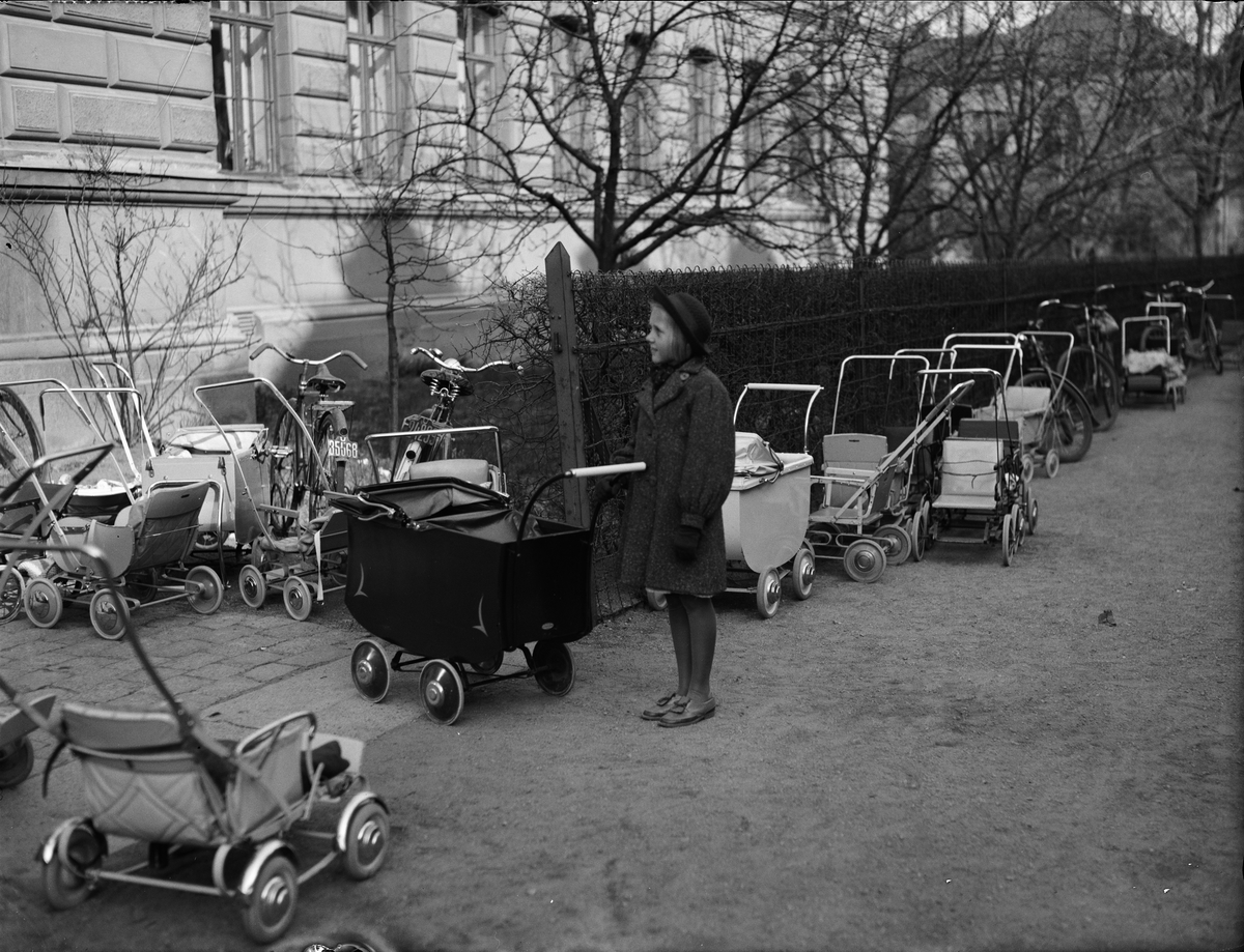 Parkerade barnvagnar, troligen utanför Balderskolan, Kungsgatan