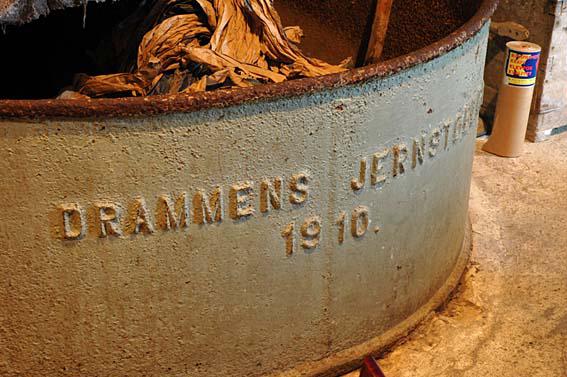 En gammel kum med påskriften Drammen Jernstøberi