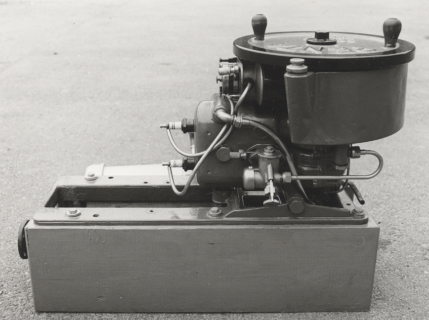 Penta U-2/M. Tvåtakts bensinmotor med två överliggande cylindrar. Motorn är i grunden en U2 utombordsmotor som med en vinkelväxel konverterats till inombordsmotor. 3-4 hk vid 1300 varv/min. Vinkelväxel
Svänghjul  med två trähandtag 
Propelleraxel och tvåbladig  propeller.