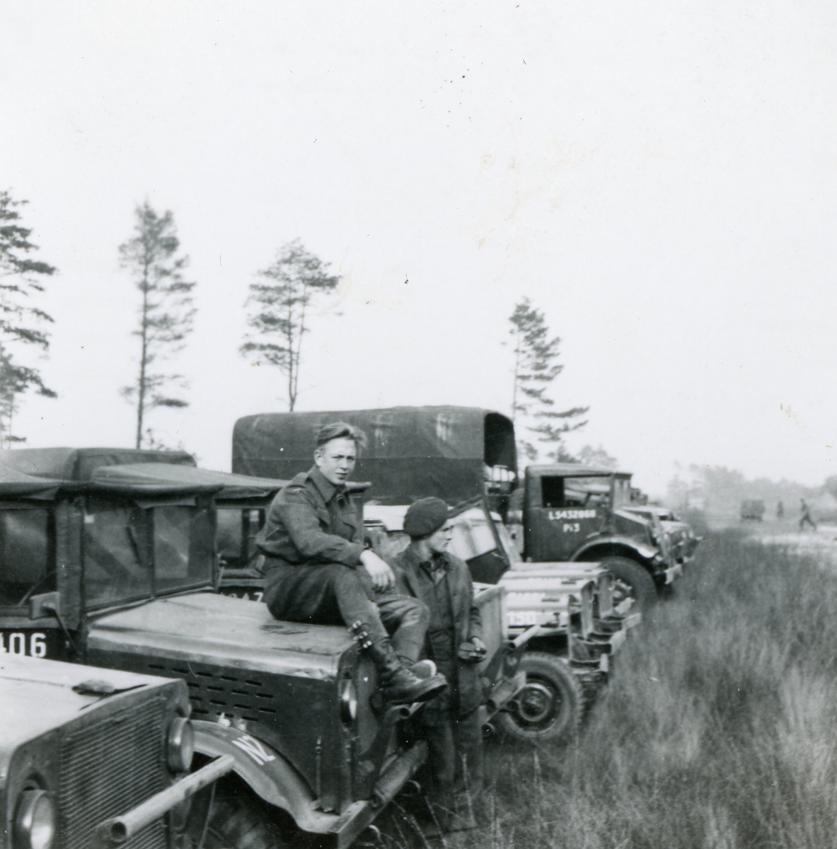 Teltleir i Tysklandsbrigaden 1948-49. 
Kristoffer Rust var der.
Nærmeste 2-3 er Bedford MW, 2 Jeep, en kanadisk Ford eller Chevrolet lastebil.