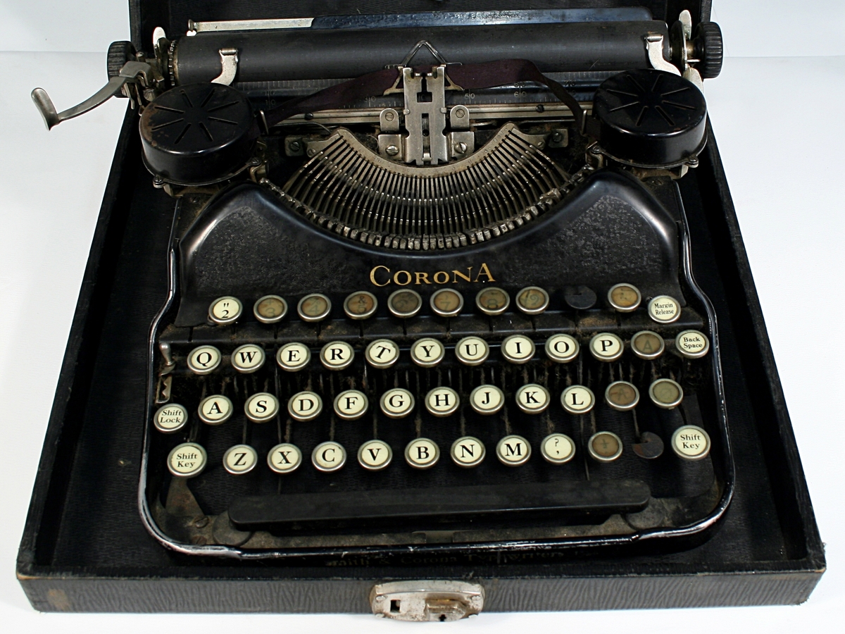 Skrivemaskin med bærekoffert.