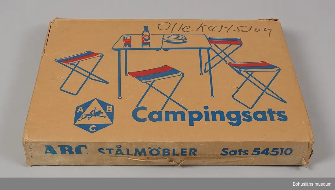 Originalförpackning med ihopfällbart campingbord av stål och fyra pallar klädda med rött syntettyg, "Campingsats".