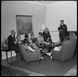 Statsminister Per Borten besøker Eidanger Salpeterfabriker.