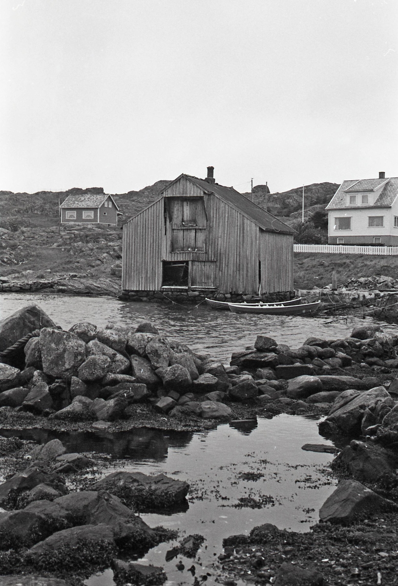 Mikael Klovnings sjøhus - Eksteriør fasade øst. To færinger til høyre i bildet. Bolighus i bakgrunnen.