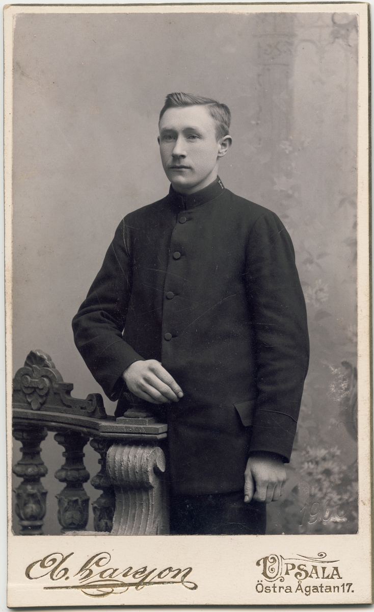 Kabinettsfotografi - ung man står vid räcke, Uppsala 1900