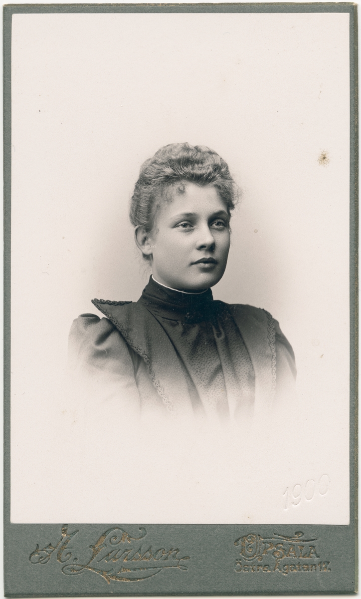 Kabinettsfotografi - kvinna, Uppsala 1900