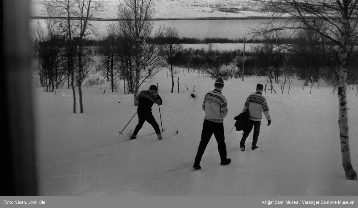 Tre gutter på vei ned mot hovedveien. Fra venstre på ski: Nils Magne Nilsen, Kjell og John Samuel Nilsen. Bildet er tatt rett nedenfor huset til Signe og John Ole Nilsen i Bunes. 1967.