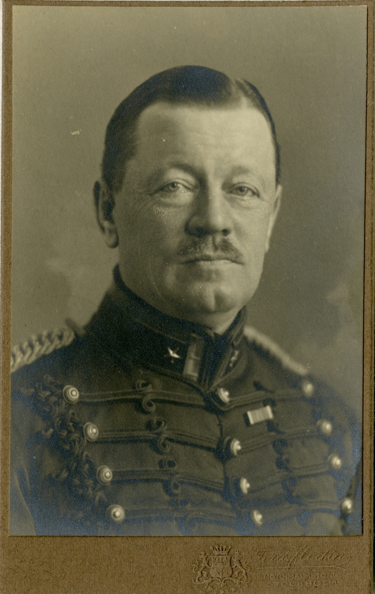 Porträtt av Nils Gustaf Ehrensvärd, kapten vid Positionsartilleriregementet A 9.
Se även bild AMA.0009480 och AMA.0009485.