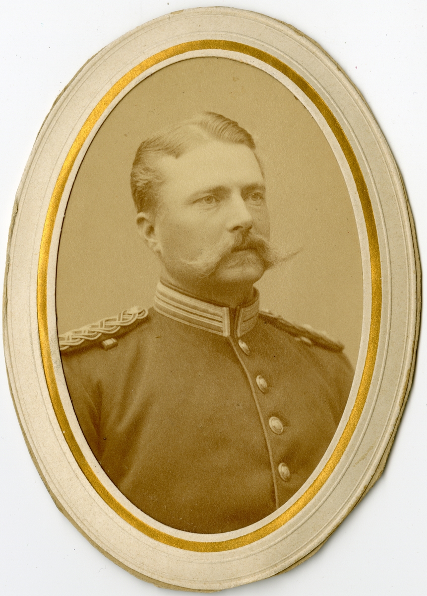 Porträtt av Sigurd Ericson, kapten vid Dalregementet I 13.

Se även bild AMA.0013899 och AMA.0021739.