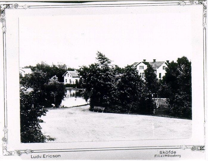 Längst till vänster Villa 25. Villa 17 (nedanför Svandammen). Till höger Villa 14. Denna som brann omkring 1969, var pensionat. Var byggd av byggmästare Pettersson.