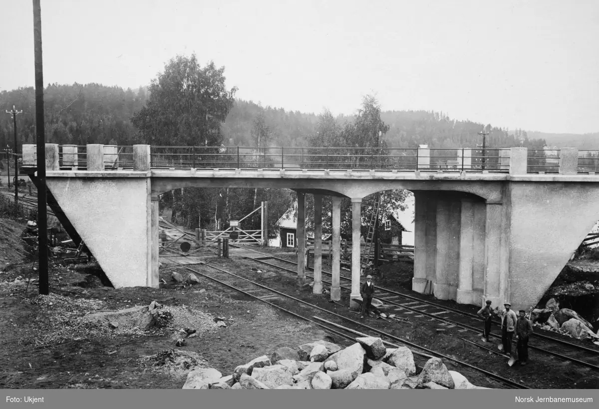 Overgangsbru for vei under bygging i nordenden av Tangen stasjon. De gamle grindene er fortsatt i bruk