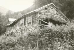 Dokumentasjonsbilder i serie av et gammelt småbruk med vånin