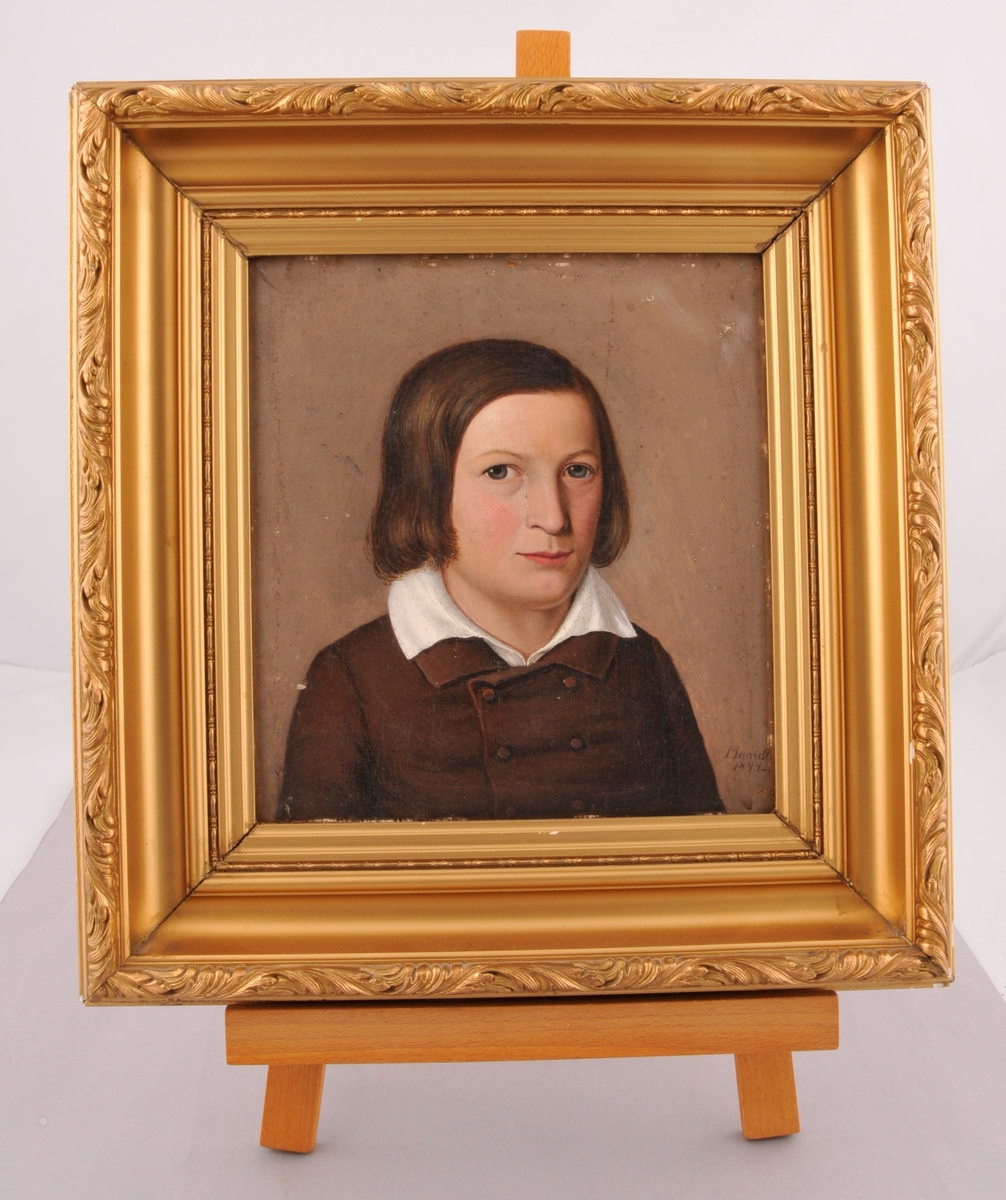 Portrett av ung gut med kvit halskrage og svart kåpe.