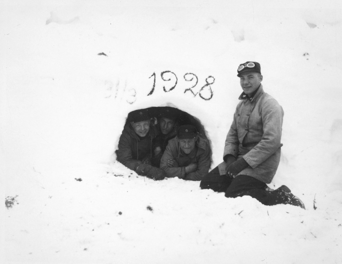 Soldater i snøhule.