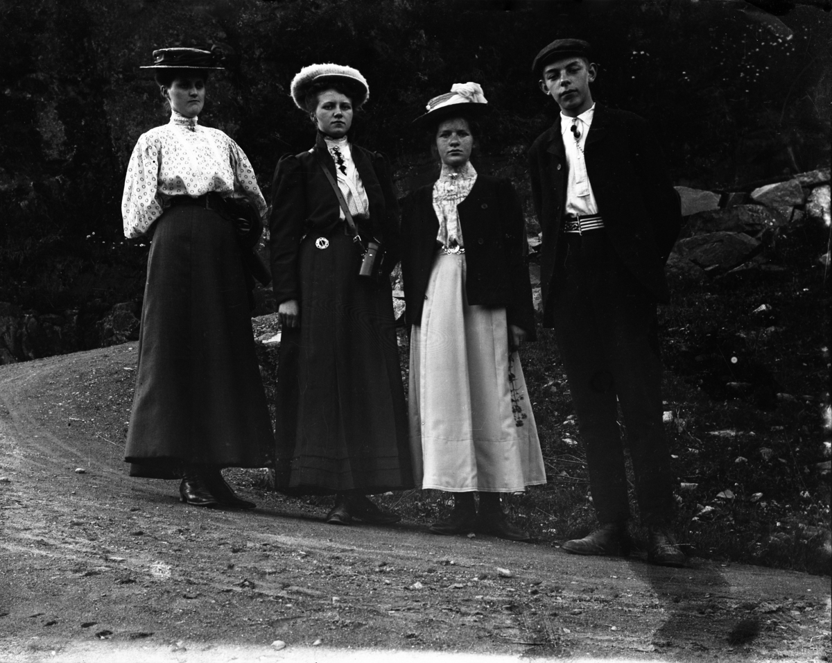 Fotosamling etter Hans Tveito. "Tre unge kvinner og en ung mann fotografert langs veikanten"
F.h. Hjalmar Kristensen, Helvig Tveito