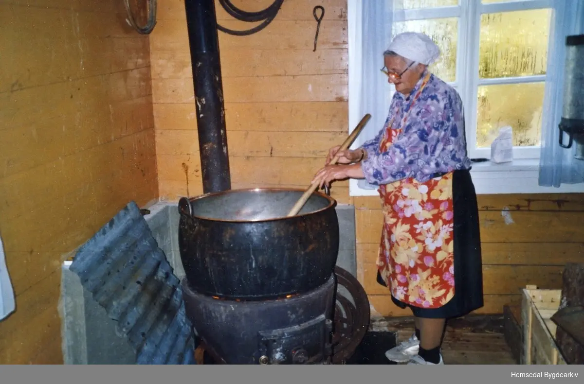 Ingebjørg Fururhaug kokar prim på stølen til Furuhaugo