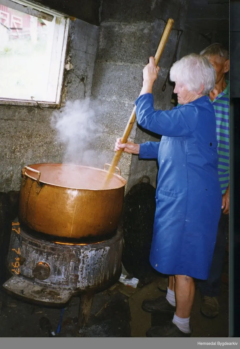 Maria Dalene, fødd Venås 1920, og Anfinn Dalene, fødd 1916, kokar mjølkeprim på Bergastølen i Hemsedal i 1997.