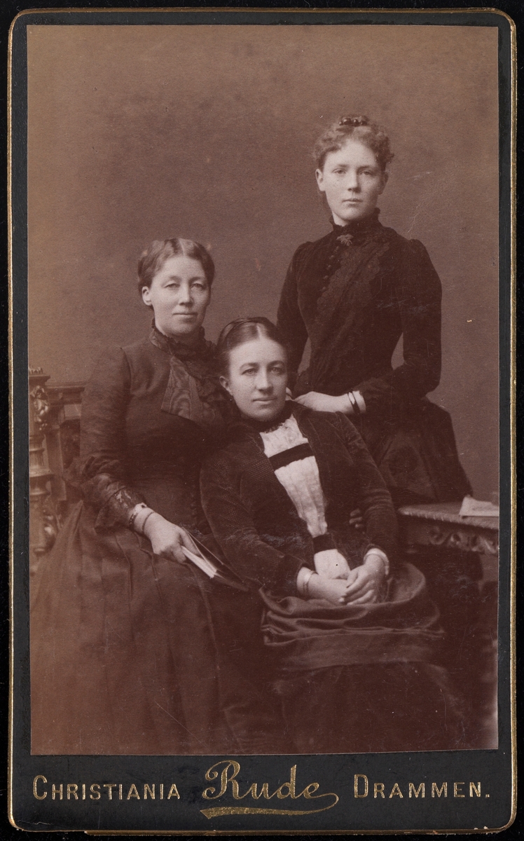 Portrett av Mathilde Mathiesen og to ukjente kvinner.