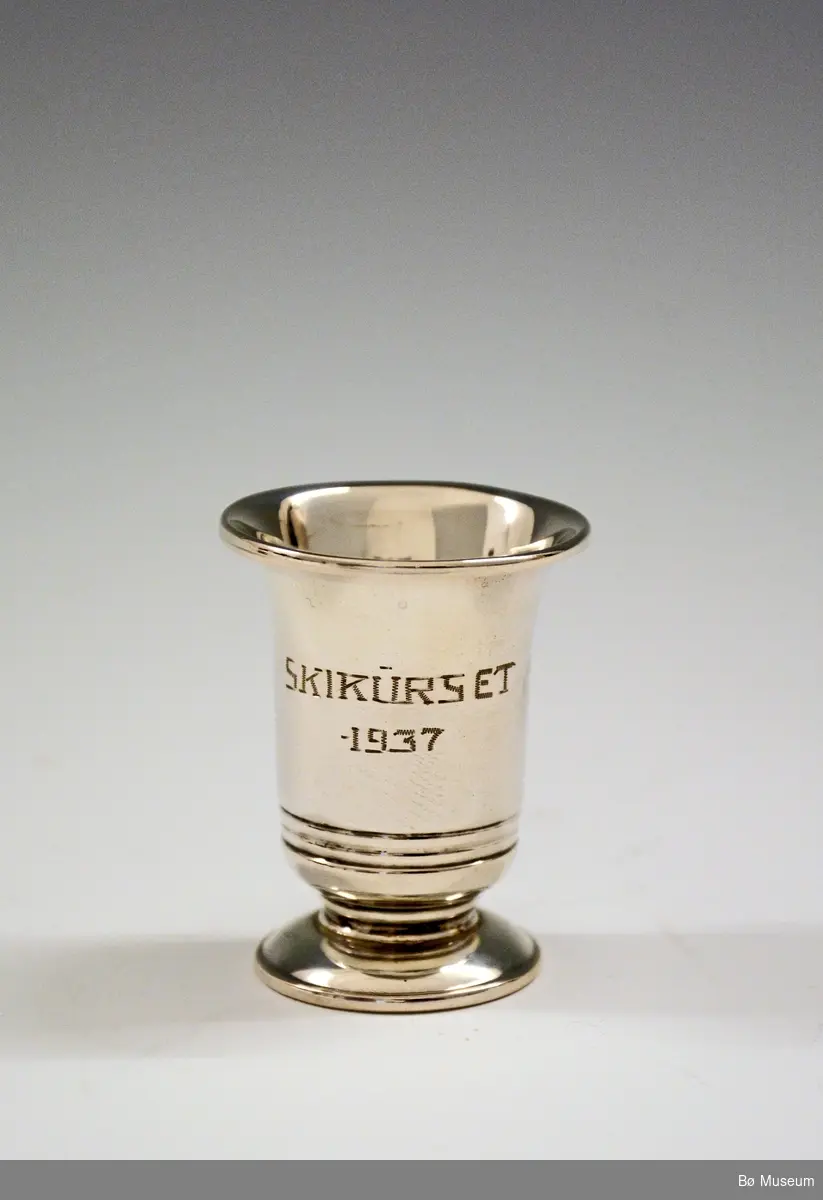 Liten sølvpokal med innskriften:
"Skikurset 1937"
Uten stempel