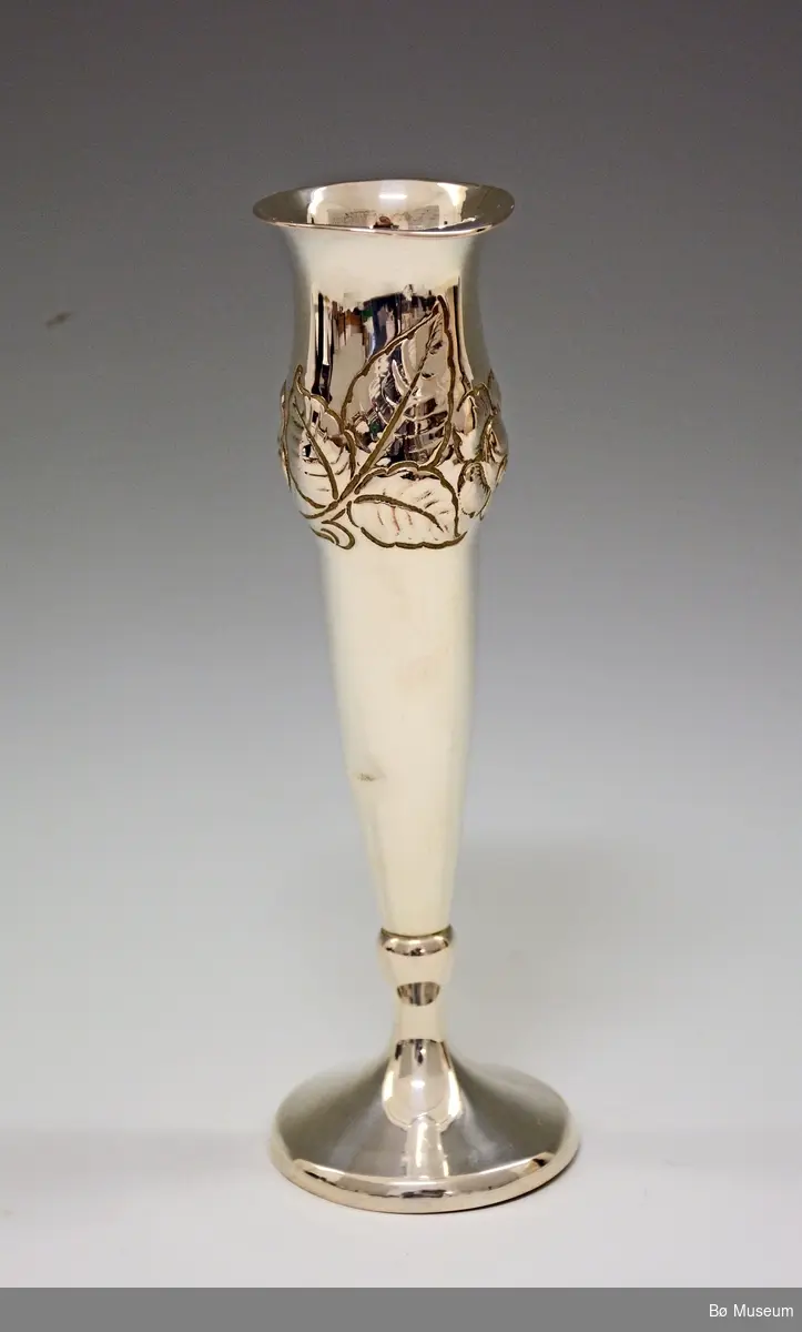 Sølvpokal uten innskrift.
Litt skjev - fått et slag i siden av foten (før innkomst til museet).
Stempel: 830 S (Merke: Magnus Aase, Bergen)
