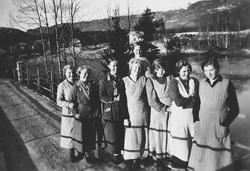 8 yngre kvinner, bl.a. på Sandabrua og ved vatnet, i Øvre Bø