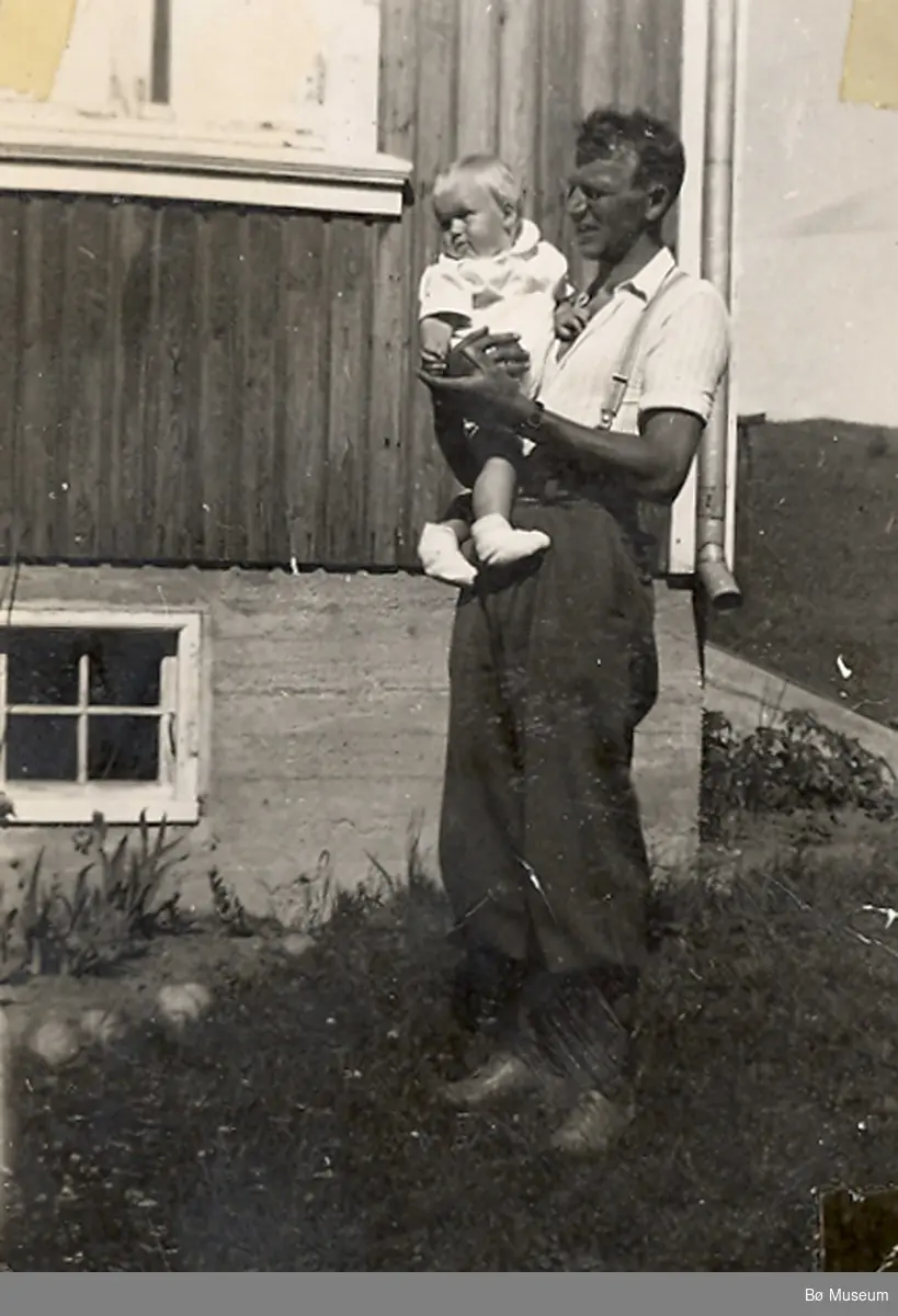 Sveinung Haugerud, Gvarv, med sonen Arne på armen