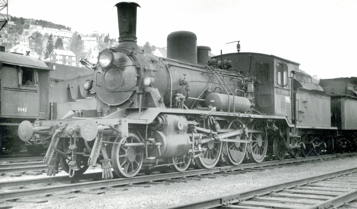 Damplokomotiv type 18c nr. 255 hensatt på NSBs verksted Marienborg i Trondheim