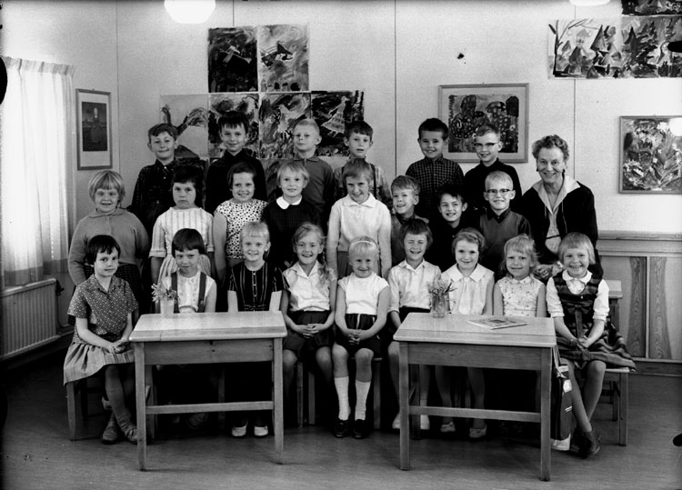 Lillåstrandskolan, klassrumsinteriör, 23 skolbarn med lärarinna fru Maja Mollbeck.
Klass 1f, sal 6.