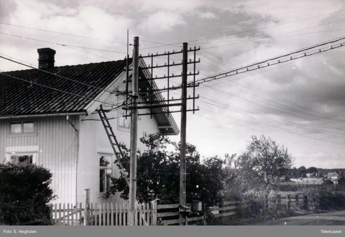 Romedal telefonsentral med stolpene for inntak av linjer