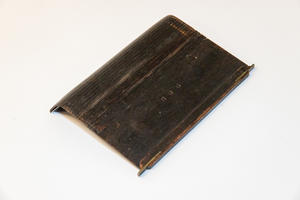 Gruppering med fotokamera i oppbevaringskasse, separat metall-lokk, stereolinse, lause delar som negativplate, mattskive, blendarsett og diverse smådelar.