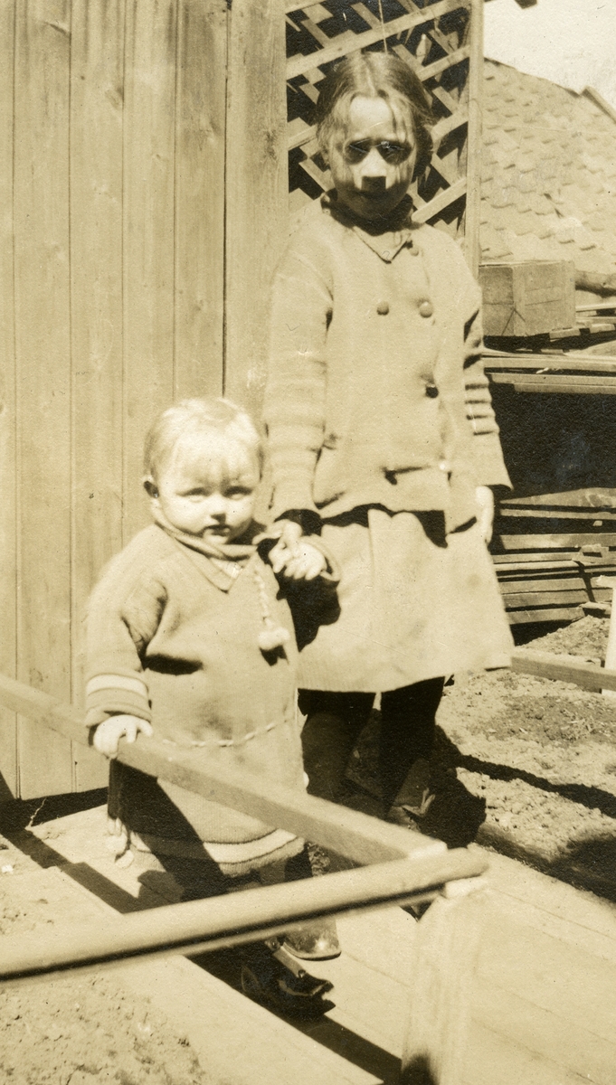 Barn i gårdsrom på Enerhaugen, 1922.