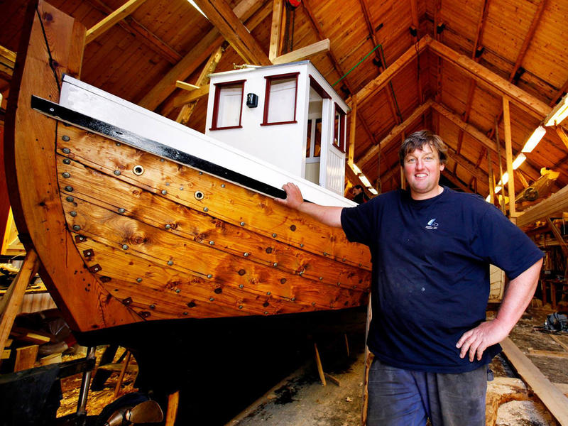 Børsabåten Eivind, bygd 2007. Båtbygger Einar Borgfjord er fornøyd med utført arbeid. (Foto/Photo)