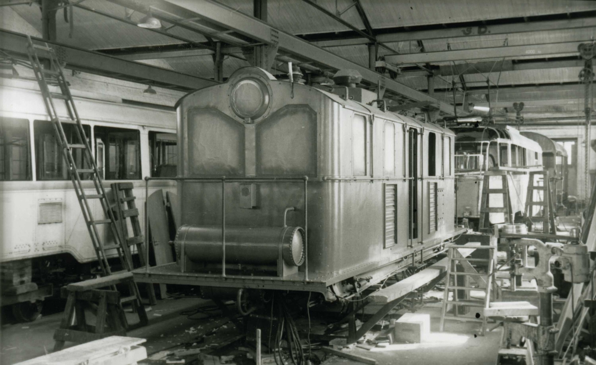 ASEA-lokomotiv nr. 8 som ble sprengt på Orkanger stasjon 31/10-43 under reparasjon på Skabo Jernbanevognfabrik.