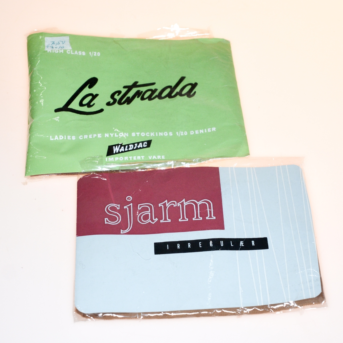 2 strømpebukser, nylon, i emballasje: "La Strada" og "Sjarm"