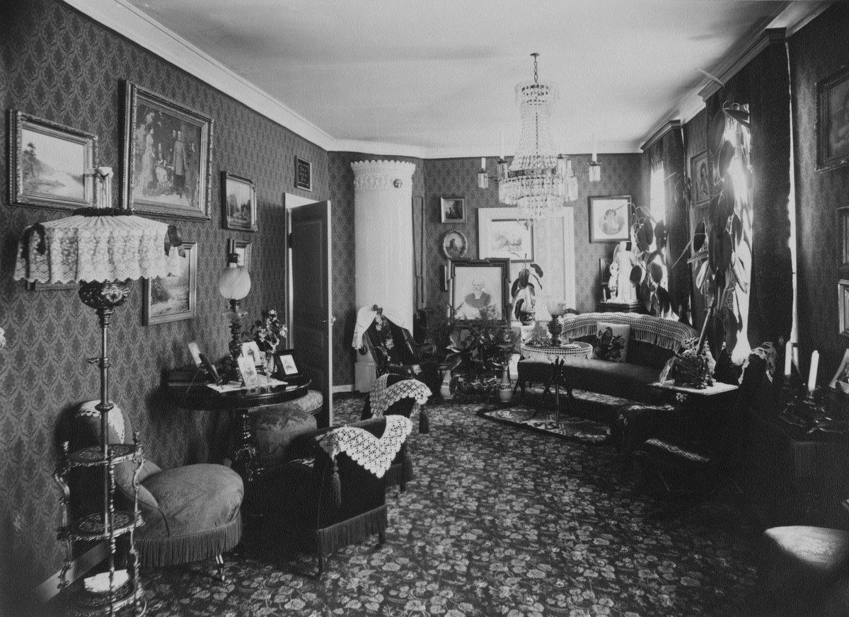 Interiör från Prosten Rogbergs hem i Gränna vid sekelskiftet 1900.