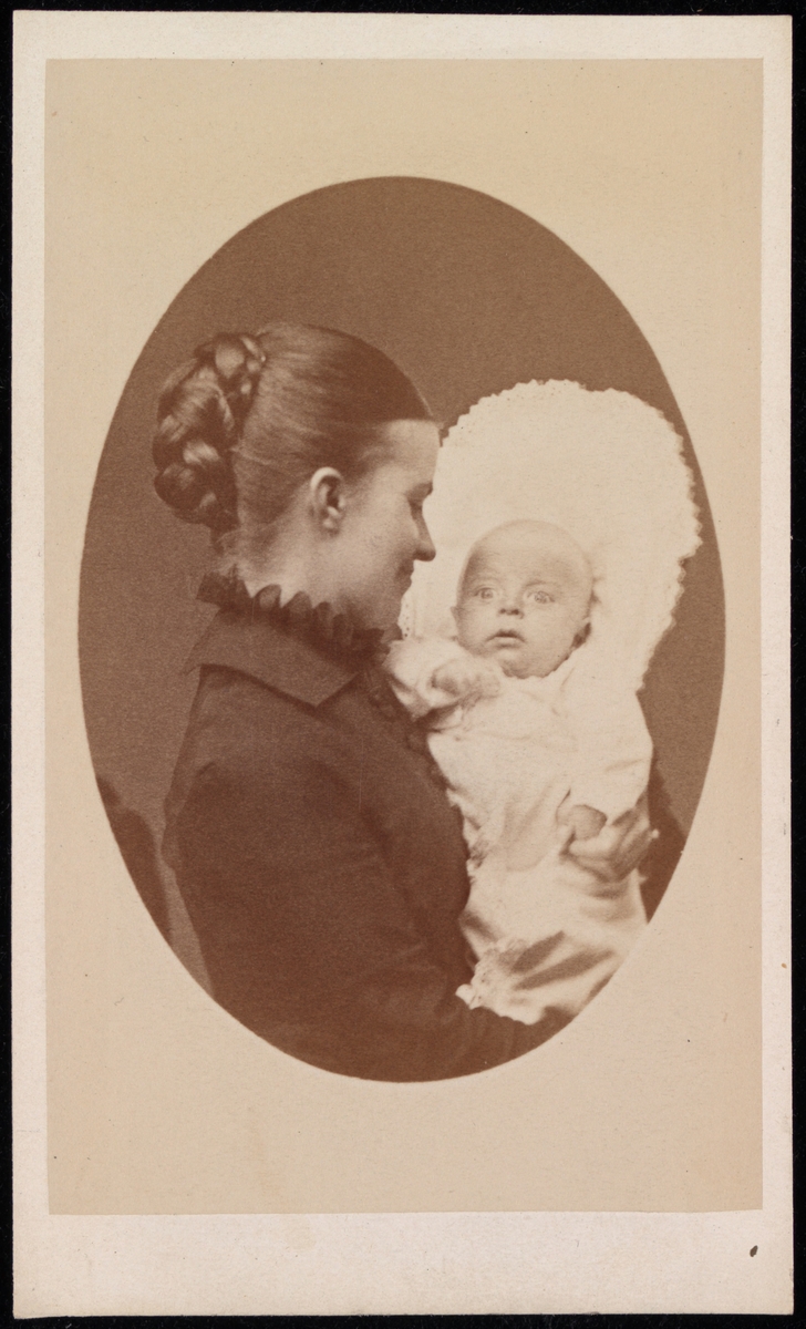 Portrett av kvinne med baby.
