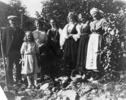 Fotosamling etter Hans Tveito. "Gruppebilde. Olav Tveito til