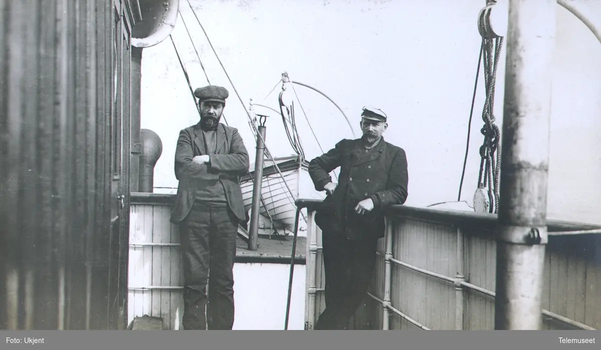 Heftyes reise til Svalbard. 
Skipet Folsjø. Førstestyrmann Walther og islosen  28.07 1911.
