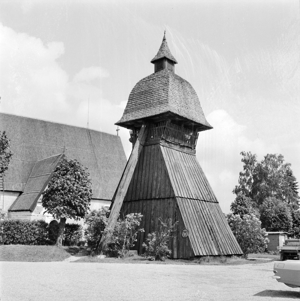 Klockstapel med Sparrsätra kyrka i bakgrunden, Uppland 1968