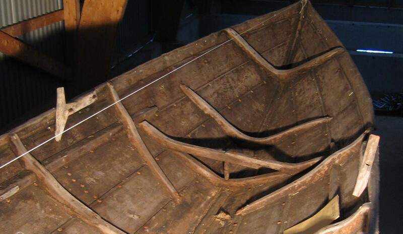 Båten er en kopi av en gammel snidbetning. Dette er originalen. (Foto/Photo)