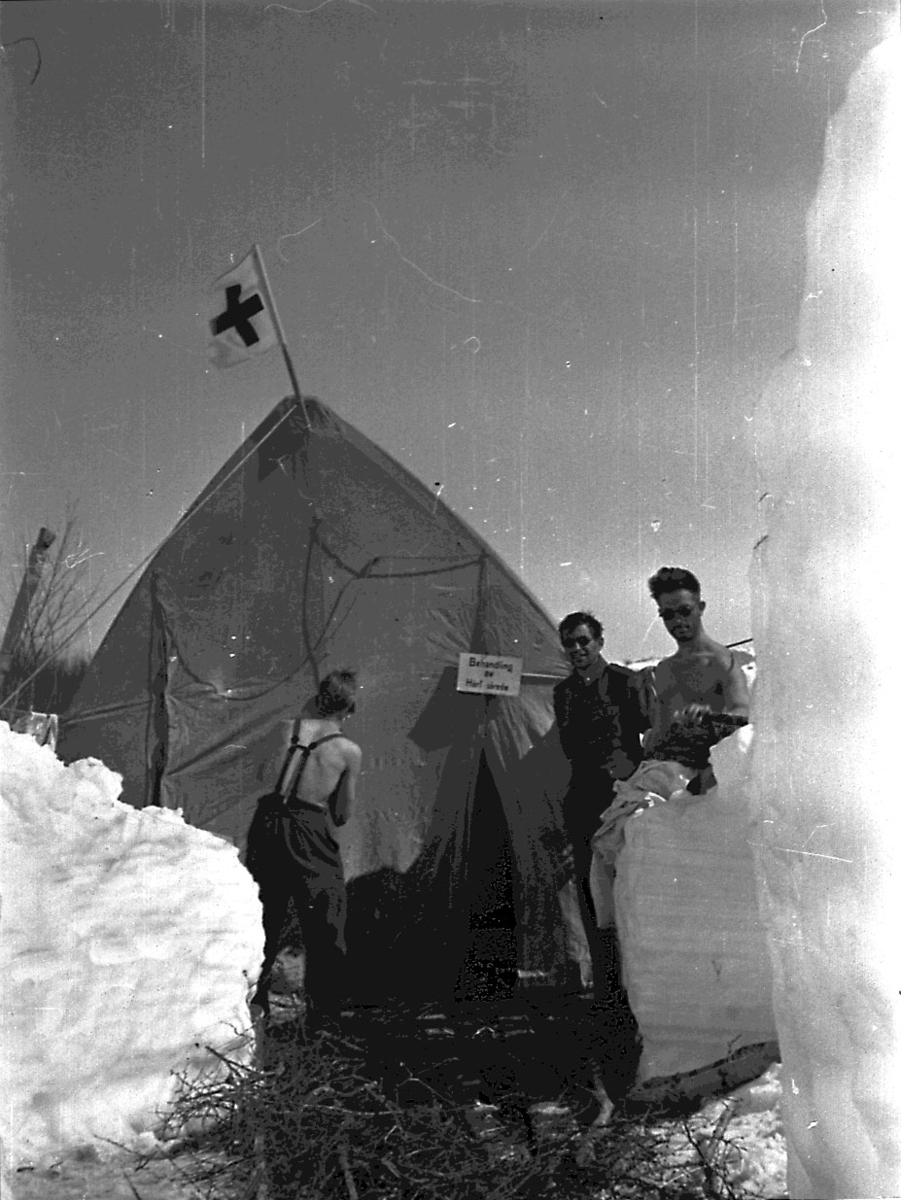 Soldater foran feltsykehus på Lapphaugen 1940