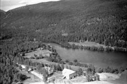 Flyfoto: Vikengårdene, Asplund i Bardu 1959