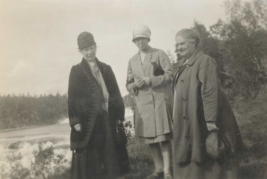 Tre damer ved Målselvfossen 1935